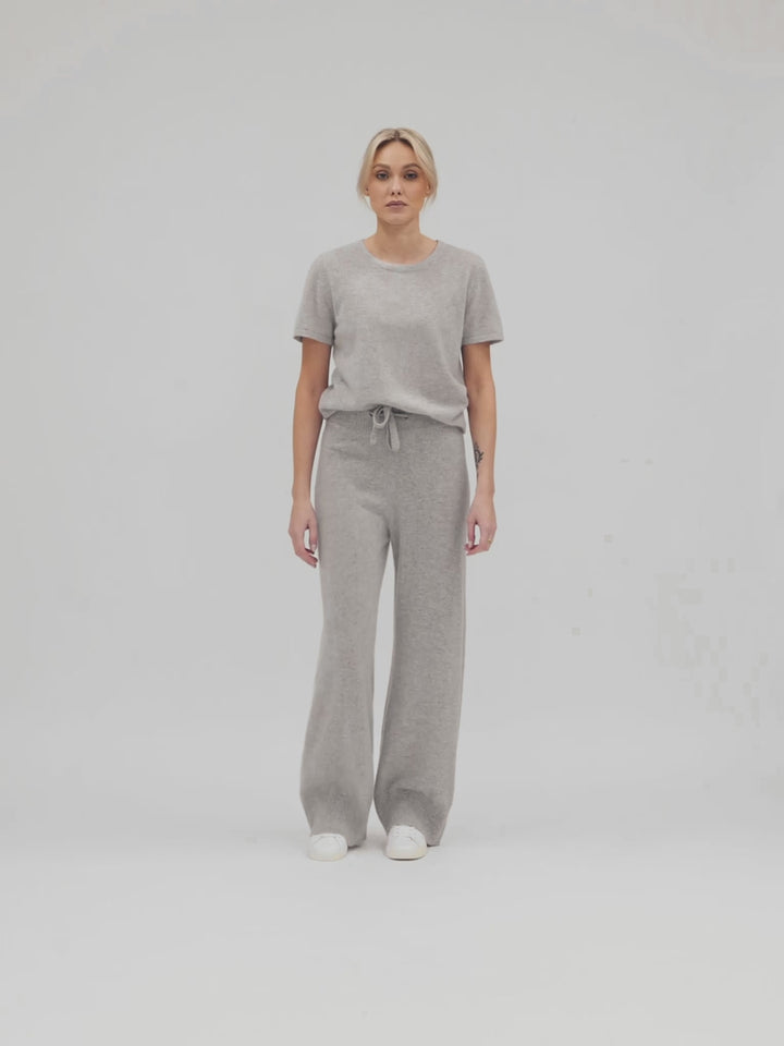 Kashmirbukse "Lux Pants" i 100% ren kasjmir. Farge: Lys grå. Norsk design fra Kashmina. Naturfiber, klør ikke, myk og varm.