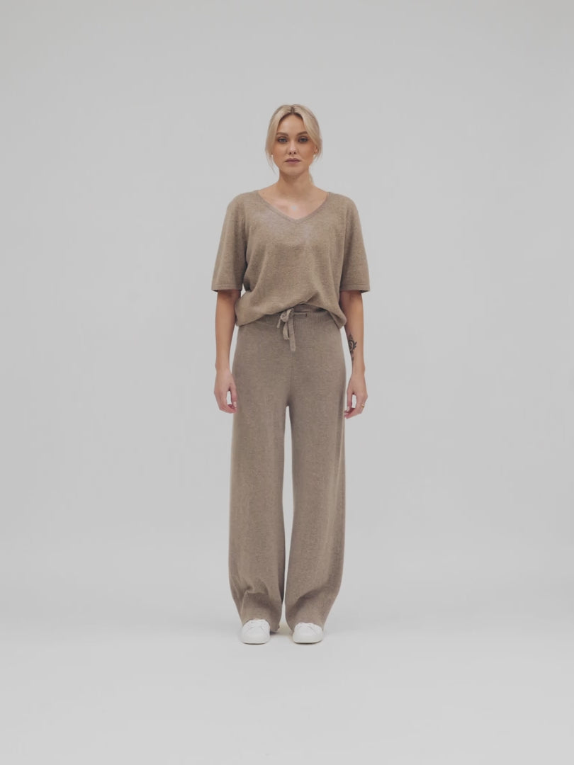 Kashmirbukse "Lux Pants" i 100% ren kasjmir. Farge: Toast. Norsk design fra Kashmina. Naturfiber, klør ikke, myk og varm.