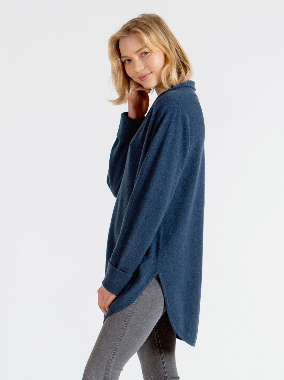 Kashmirgenser "Ida" i 100% kasjmirull.  Farge: Mountain Blue. Norsk design fra kashmina.