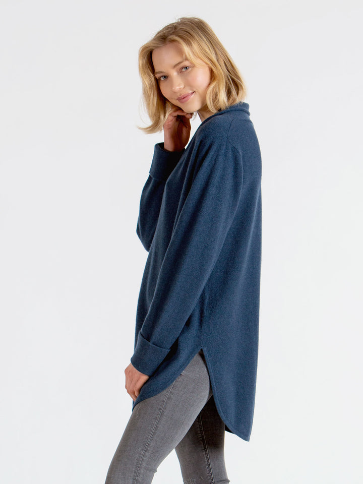 Kashmirgenser "Ida" i 100% kasjmirull.  Farge: Mountain Blue. Norsk design fra kashmina.