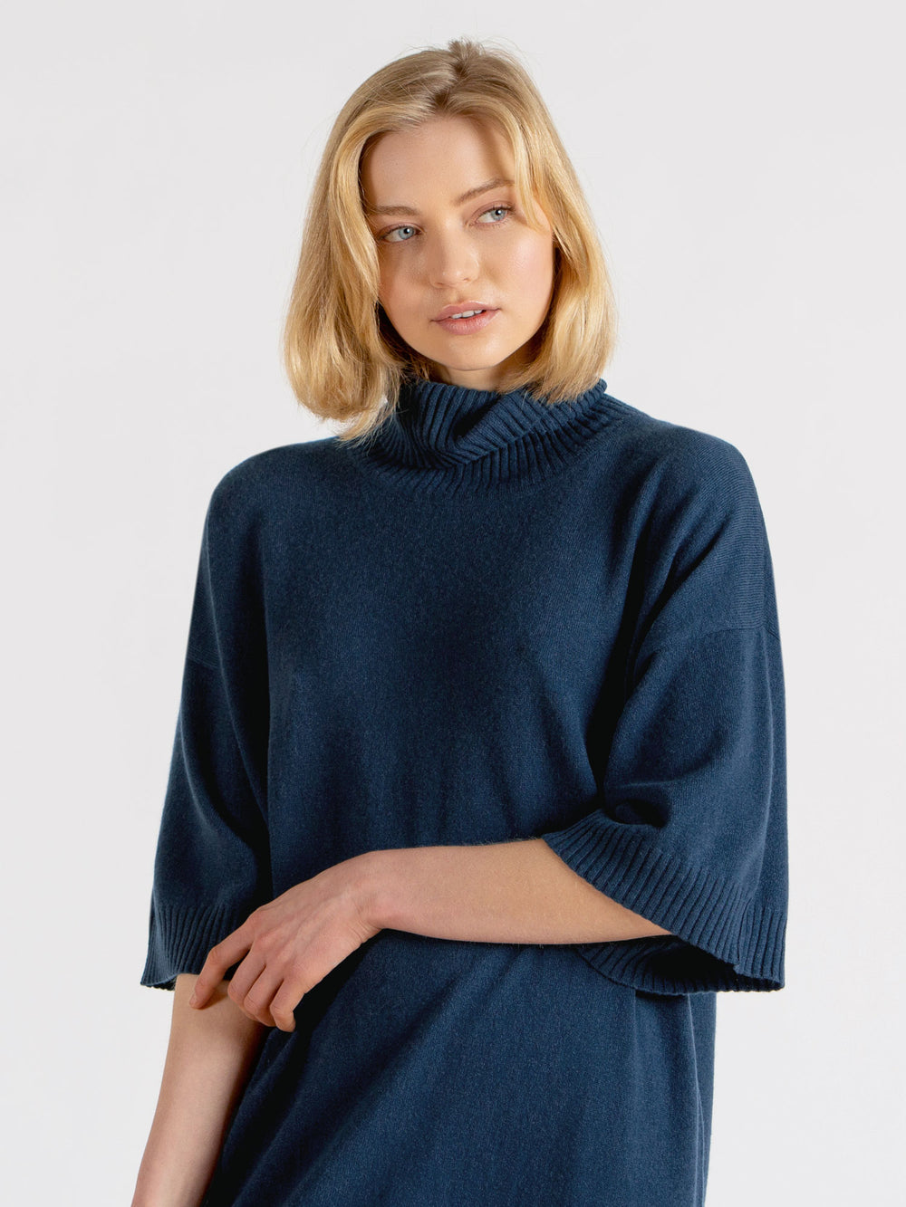 Kashmirkjole Breeze strikket i 100% kashmir, ullkjole fra Kashmina i mountain blue, blå kjole