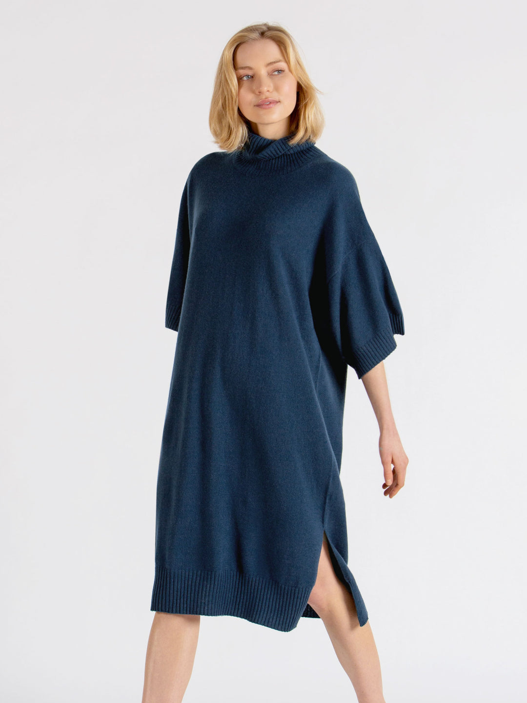 Kashmirkjole Breeze strikket i 100% kashmir, ullkjole fra Kashmina i mountain blue, blå kjole