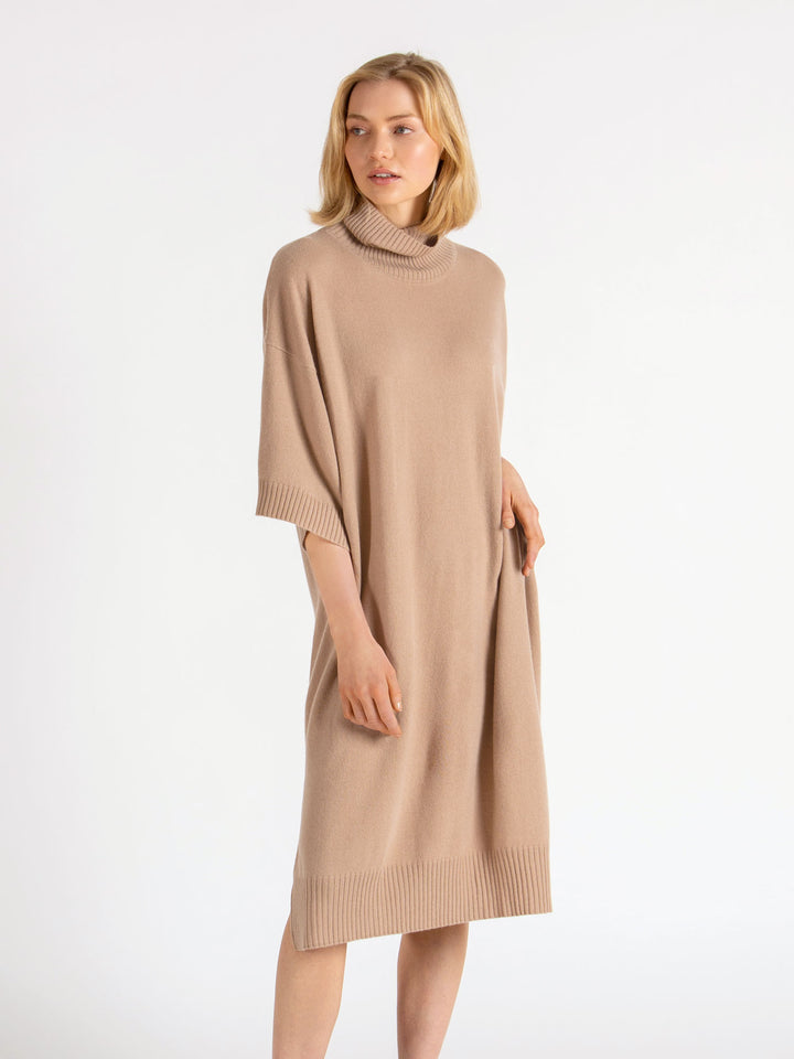 Kashmirkjole Breeze strikket i 100% kashmir, ullkjole fra Kashmina i sand, sandfarget