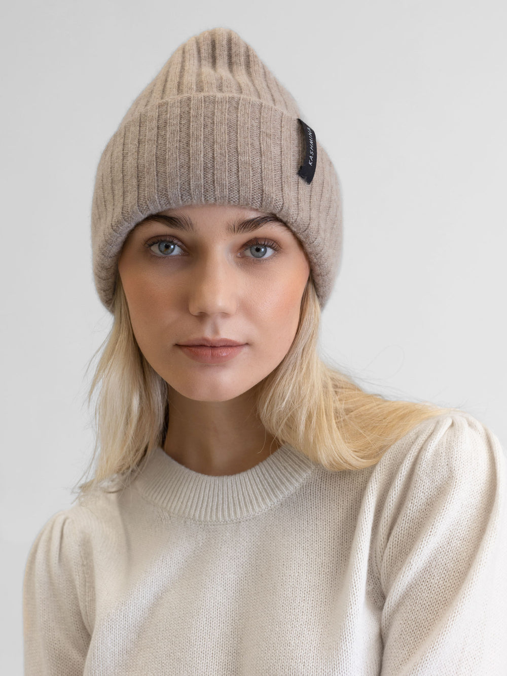 Kashmirlue "Oda" i 100% kasjmirull. Farge: Toast. Norsk design fra Kashmina
