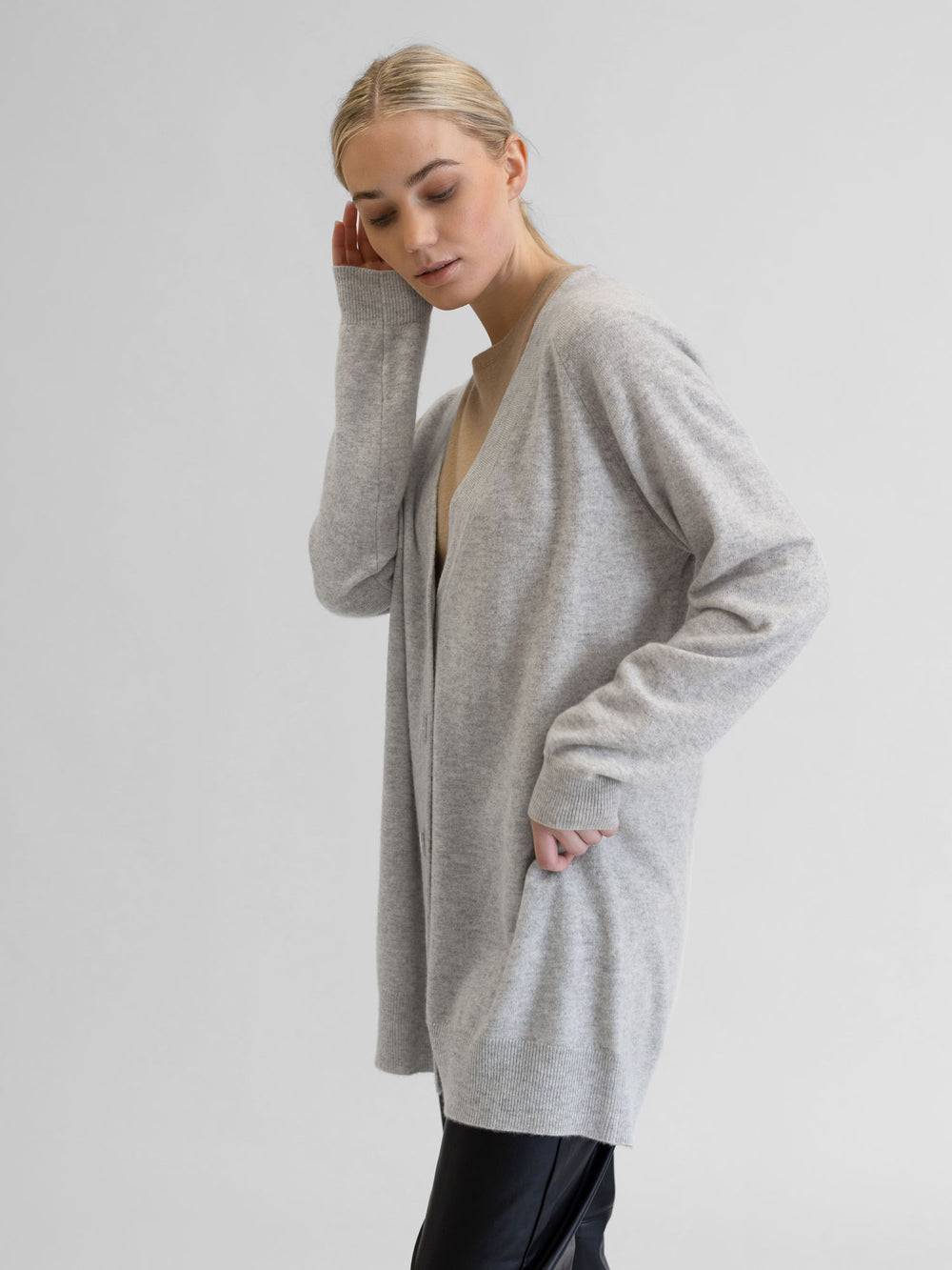 Kashmircardigan "lykke" Halvlang og romslig. 100% kasjmirull, Norsk design fra Kashmina. Farge: Lys grå melert