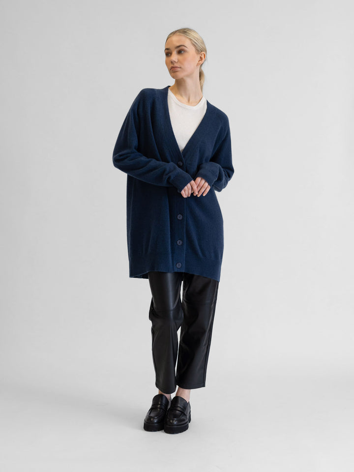 Kashmircardigan "lykke" Halvlang og romslig. 100% kasjmirull, Norsk design fra Kashmina. Farge: Blå - Mountain Blue