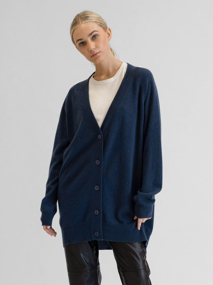 Kashmircardigan "lykke" Halvlang og romslig. 100% kasjmirull, Norsk design fra Kashmina. Farge: Blå - Mountain Blue