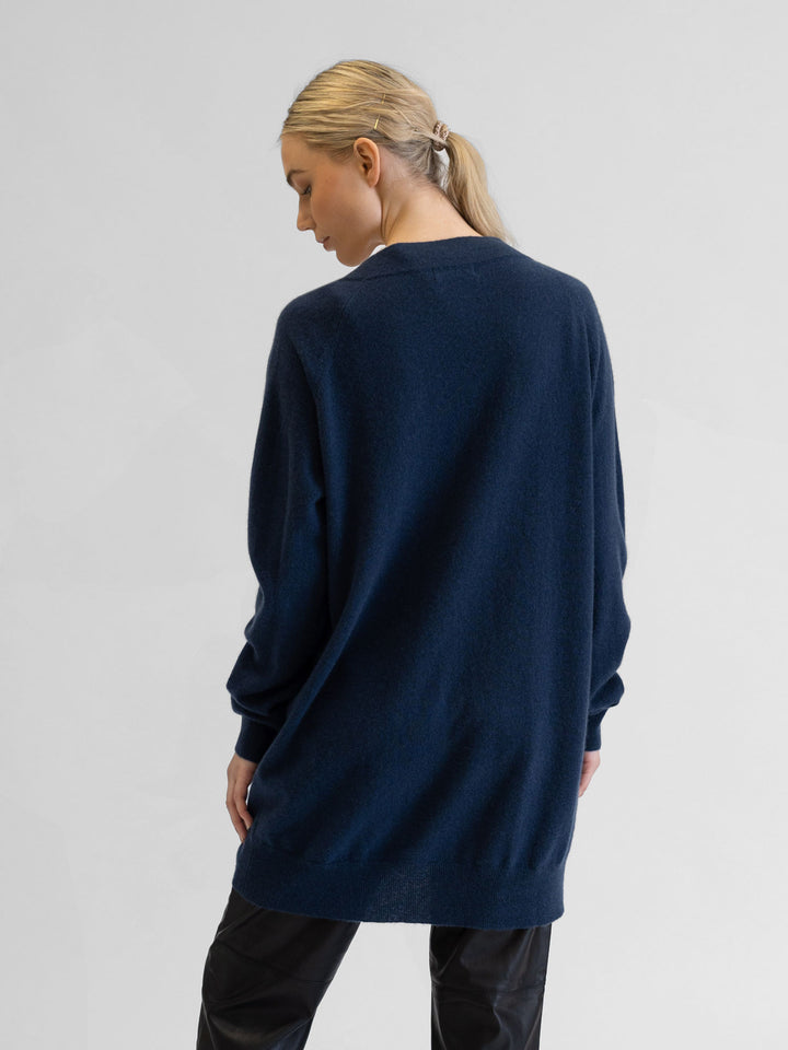 Kashmircardigan "lykke" Halvlang og romslig. 100% kasjmirull, Norsk design fra Kashmina. Farge: Blå - Mountain Blue