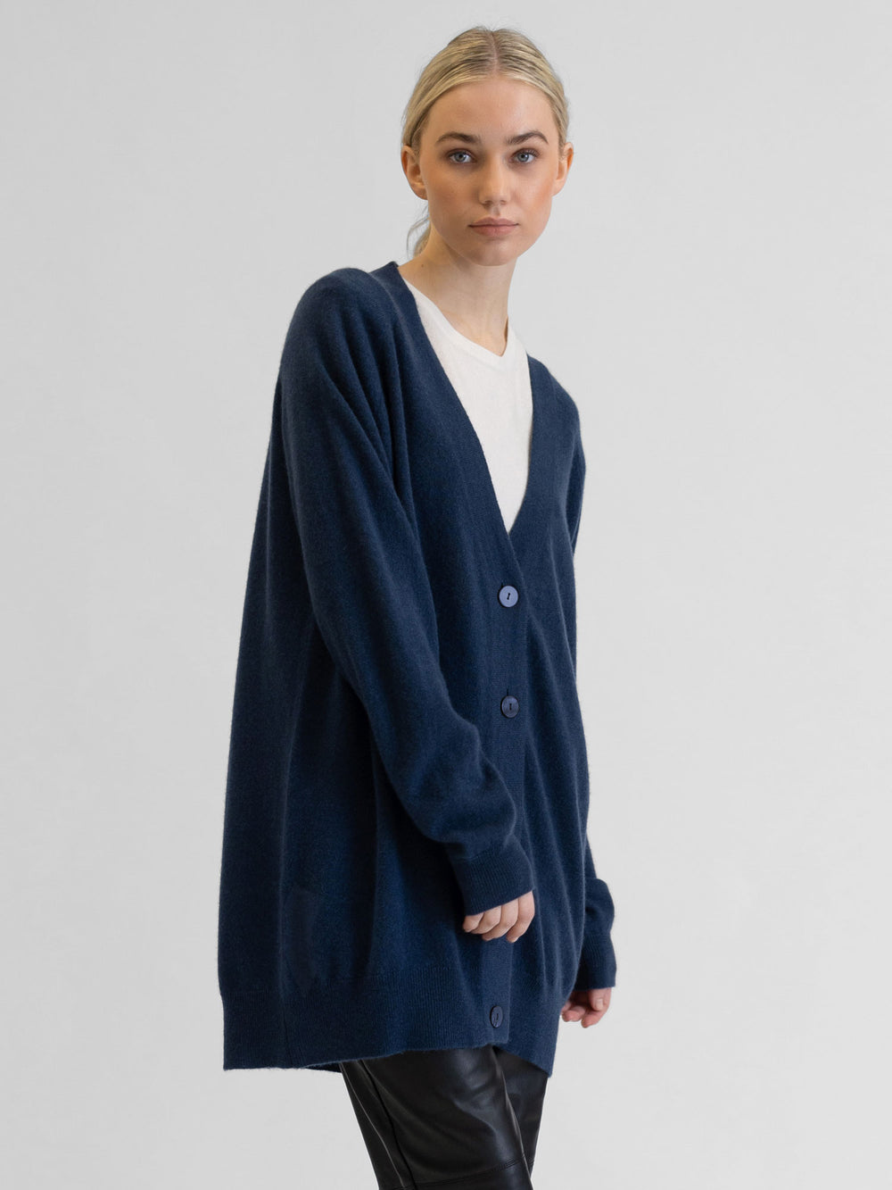 Kashmircardigan "lykke" Halvlang og romslig. 100% kasjmirull, Norsk design fra Kashmina. Farge: Blå - Mountain Blue