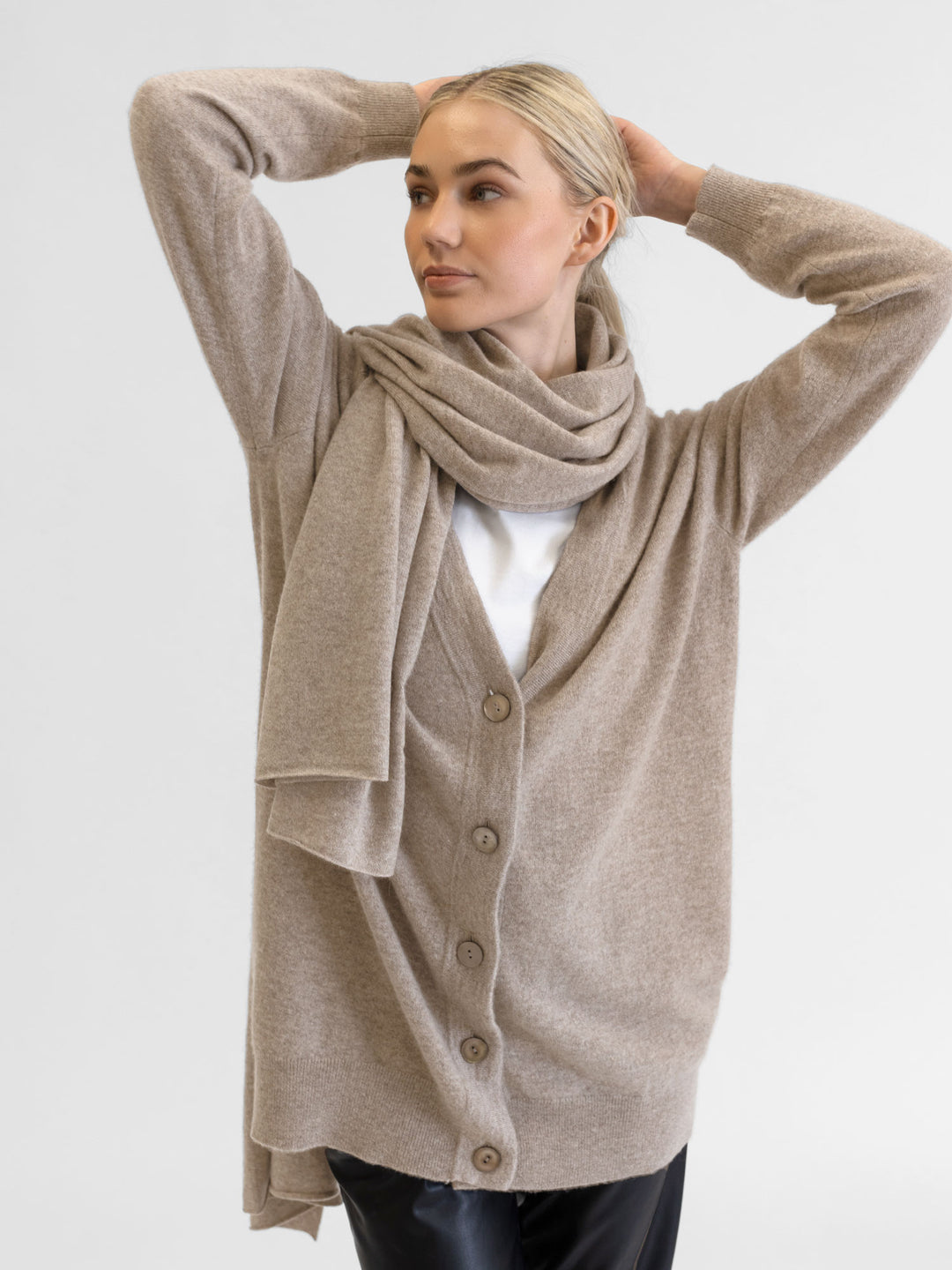 Kashmircardigan "lykke" Halvlang og romslig. 100% kasjmirull, Norsk design fra Kashmina. Farge: Melert brun - Toast