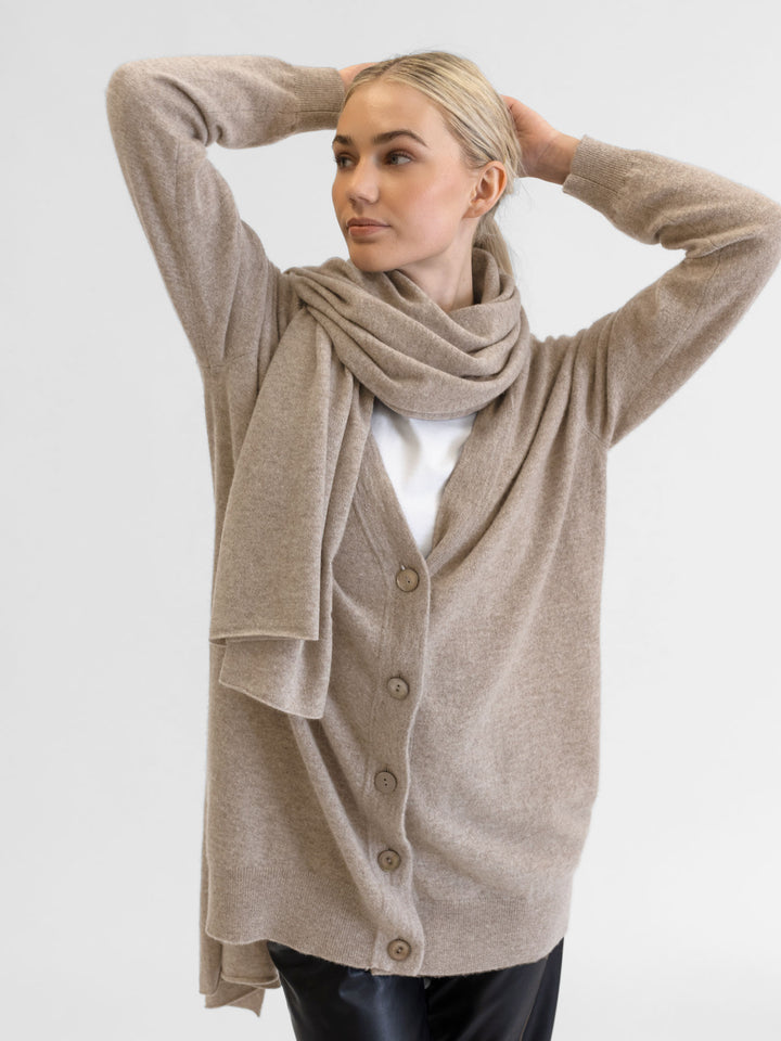 Kashmircardigan "lykke" Halvlang og romslig. 100% kasjmirull, Norsk design fra Kashmina. Farge: Melert brun - Toast