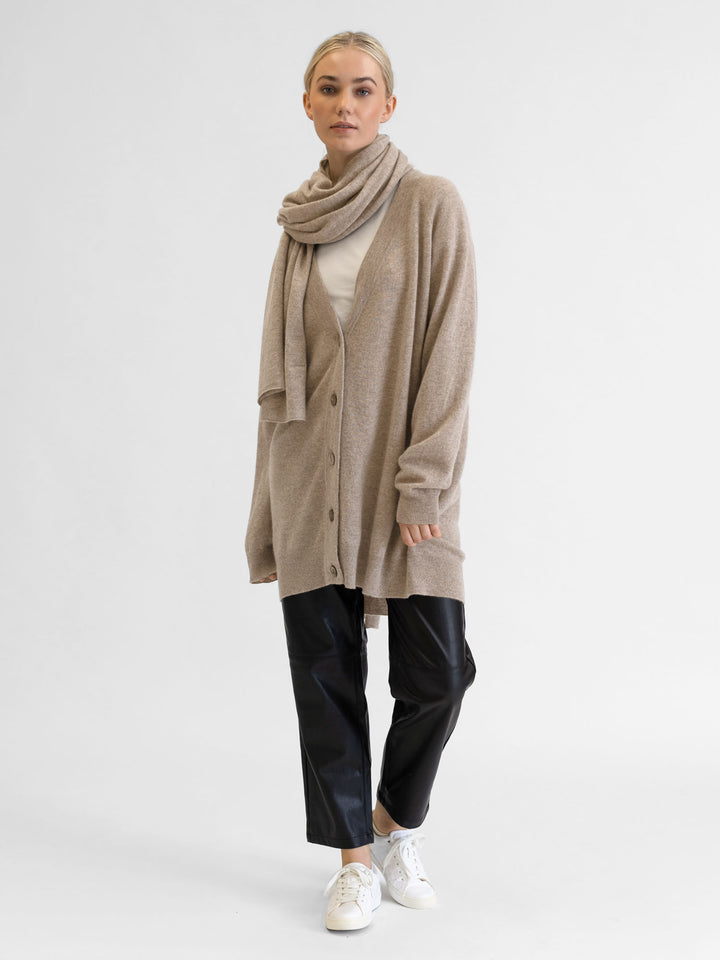 Kashmircardigan "lykke" Halvlang og romslig. 100% kasjmirull, Norsk design fra Kashmina. Farge: Melert brun - Toast