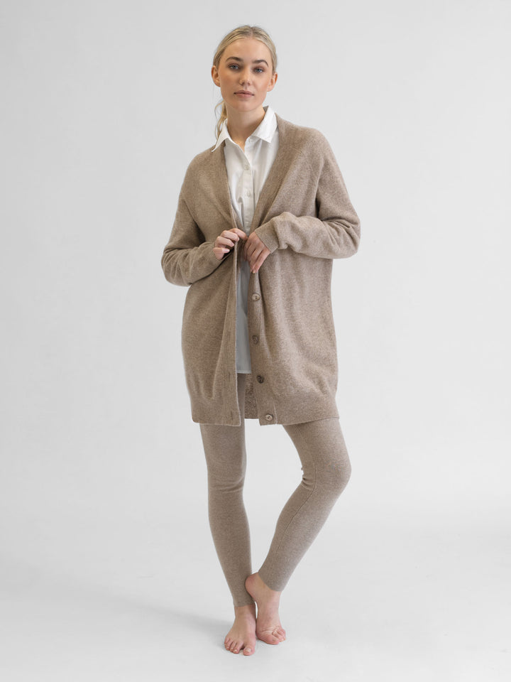 Kashmircardigan "lykke" Halvlang og romslig. 100% kasjmirull, Norsk design fra Kashmina. Farge: Melert brun - Toast