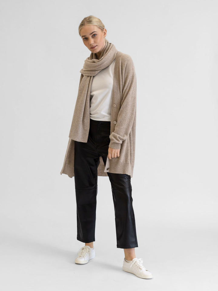 Kashmircardigan "lykke" Halvlang og romslig. 100% kasjmirull, Norsk design fra Kashmina. Farge: Melert brun - Toast