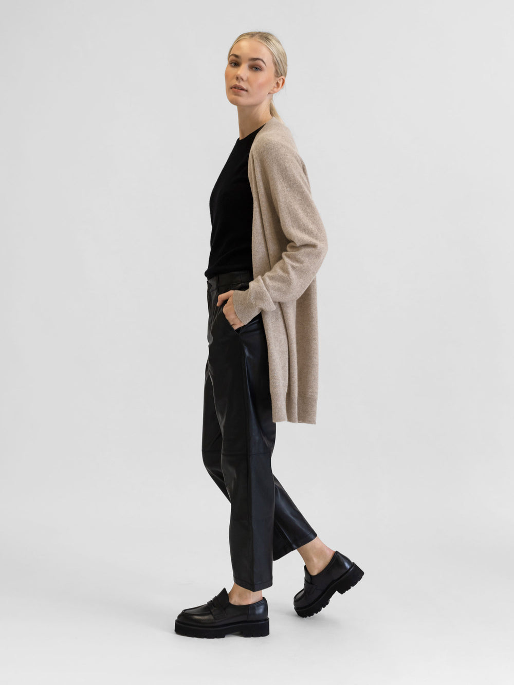 Kashmircardigan "lykke" Halvlang og romslig. 100% kasjmirull, Norsk design fra Kashmina. Farge: Melert brun - Toast