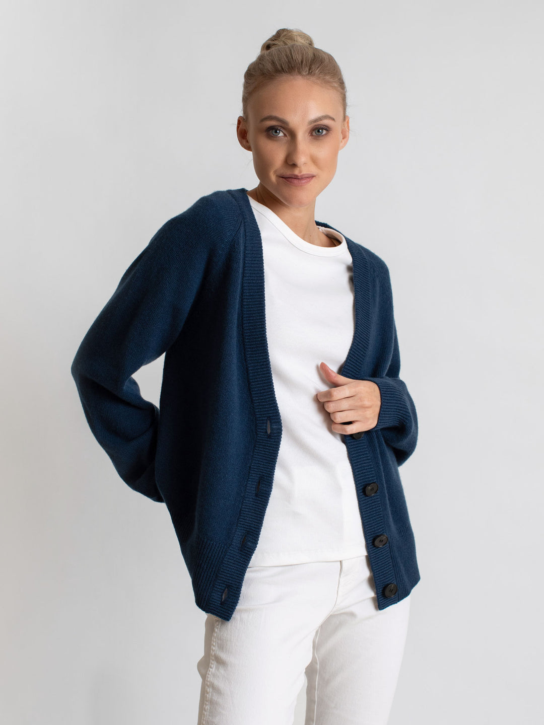 Kashmircardigan "Eir" mountain blue. 100% kashmir fra norske Kashmina