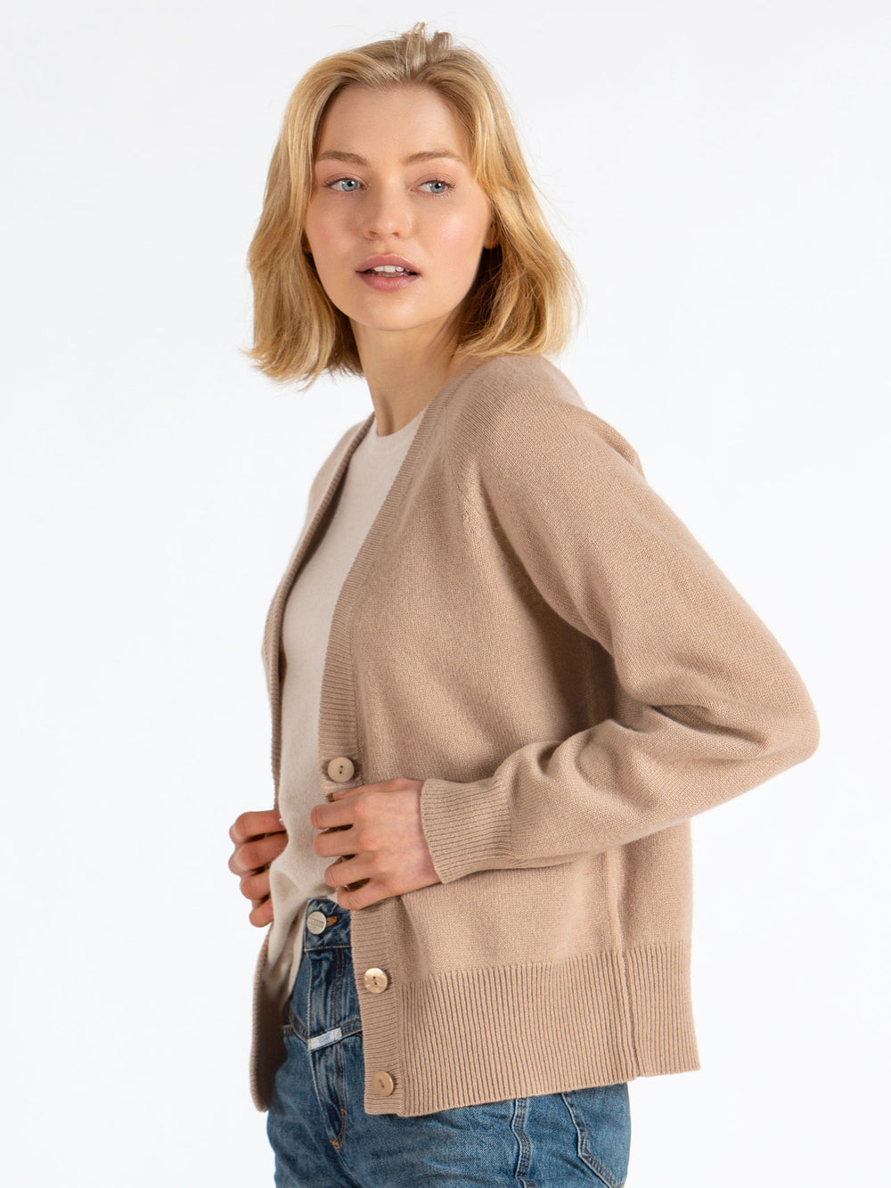 kashmir cardigan "eir" 100% kashmir fra kashmina, norsk design, bærekraftig, sand,  kort ullcardigan 