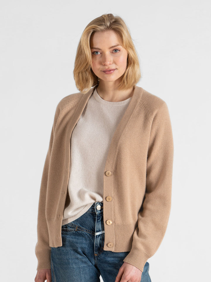 kashmir cardigan "eir" 100% kashmir fra kashmina, norsk design, bærekraftig, sand, kort ullcardigan