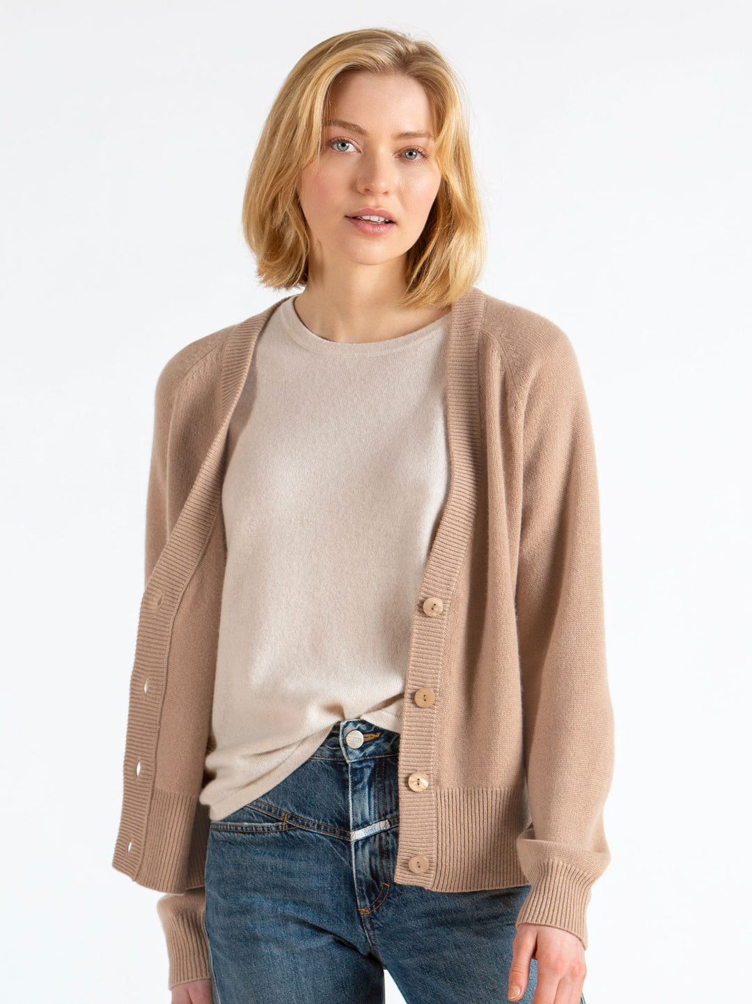 kashmir cardigan "eir" 100% kashmir fra kashmina, norsk design, bærekraftig, sand,  kort ullcardigan 