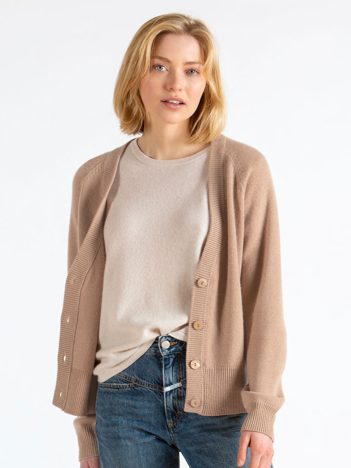 kashmir cardigan "eir" 100% kashmir fra kashmina, norsk design, bærekraftig, sand,  kort ullcardigan 