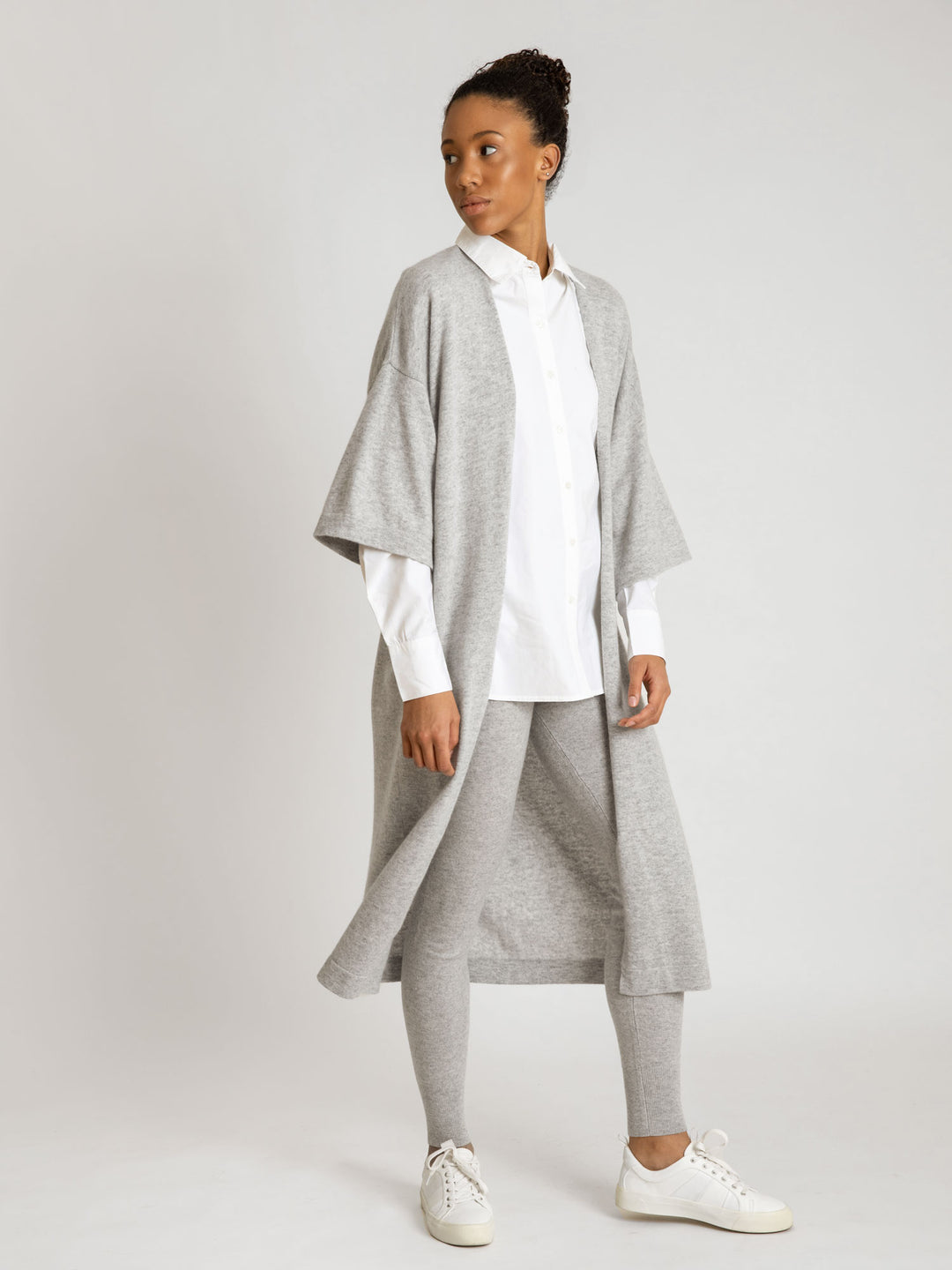 Kashmircardigan "Kaftan" 100% kashmir. Norsk design. Farge lys grå.