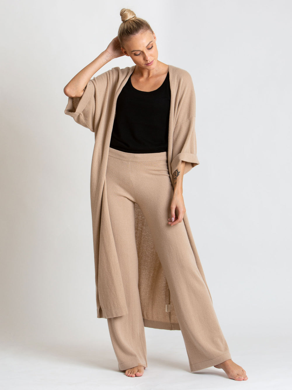 Kashmircardigan i 100% kashmir fra Kashmina, lang kaftan, sand