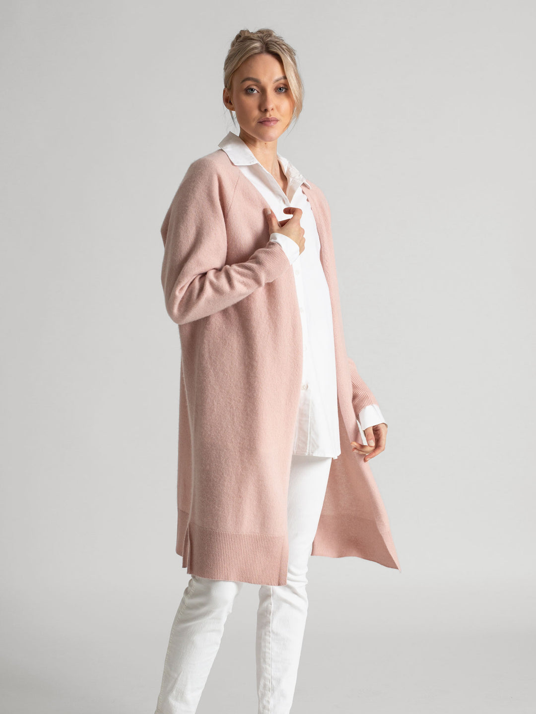 Lett kashmircardigan "Linnea" i 100% kasjmirull. Norsk design fra Kashmina. Farge: Rose Glow.