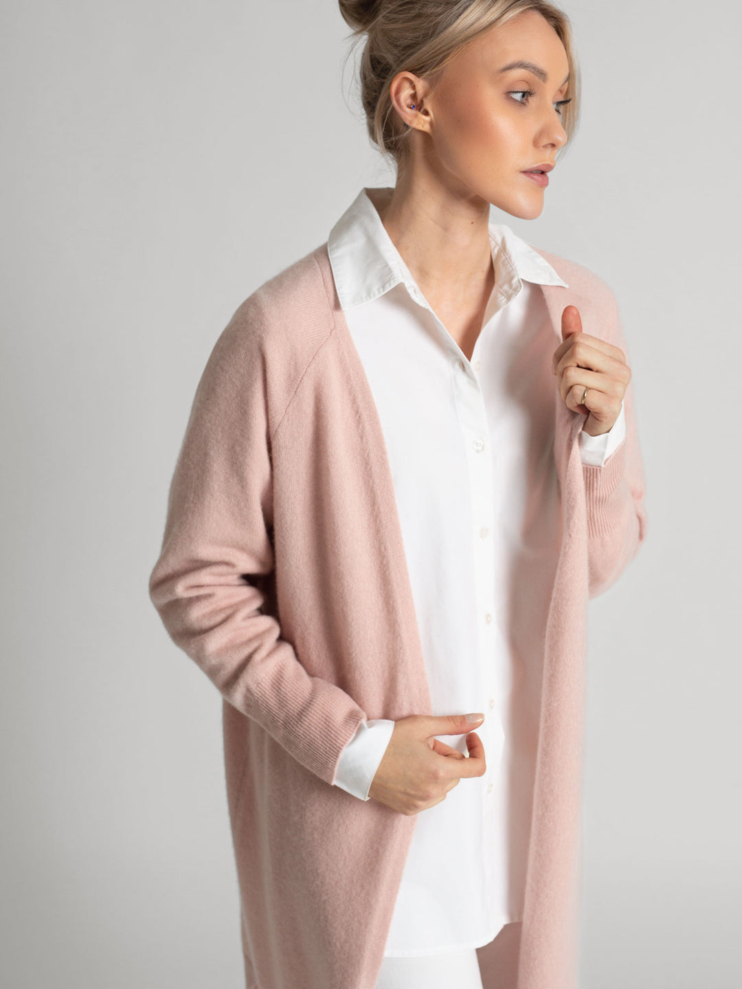 Lett kashmircardigan "Linnea" i 100% kasjmirull. Norsk design fra Kashmina. Farge: Rose Glow.