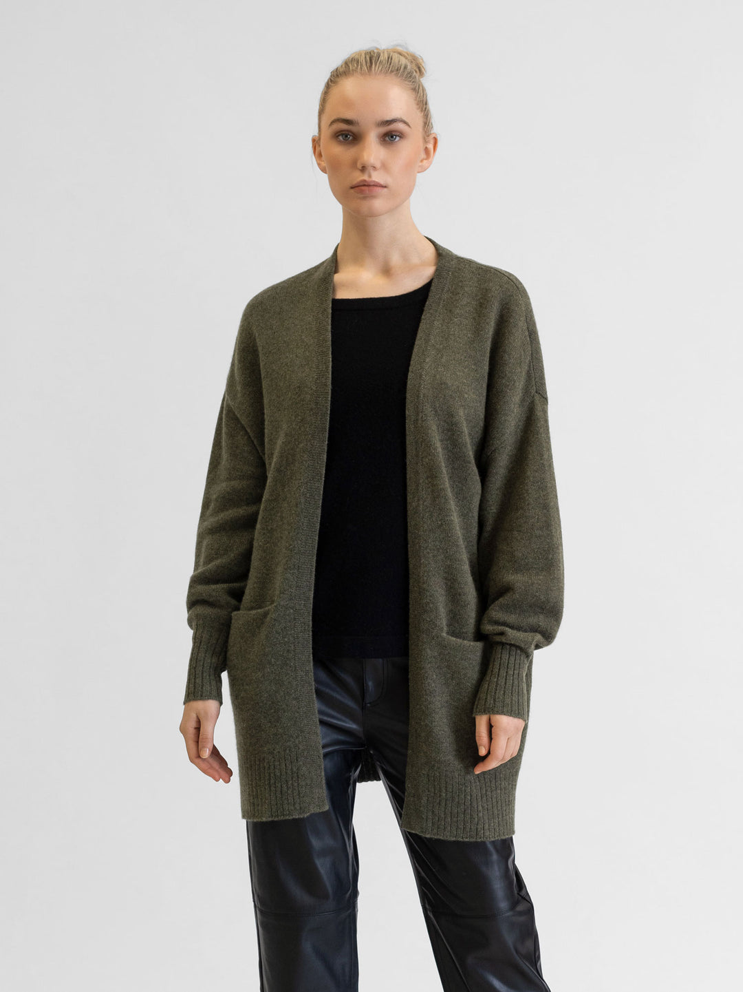 Kashmir cardigan, 100% kashmirull. Farge: Army green. Norsk design fra Kashmina