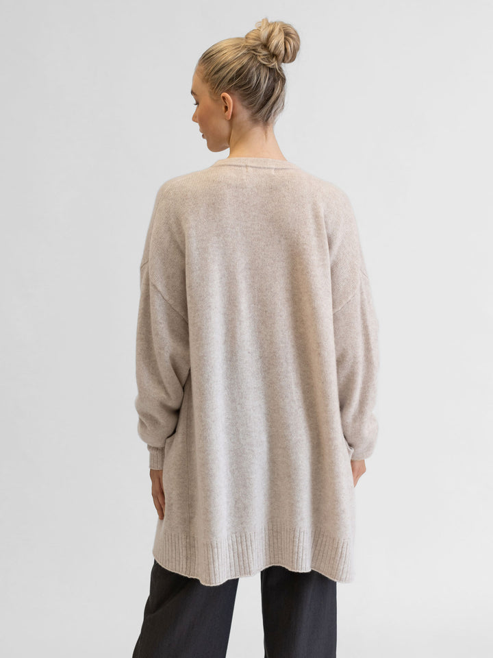 Kashmir cardigan, 100% kashmirull. Farge: Beige. Norsk design fra Kashmina