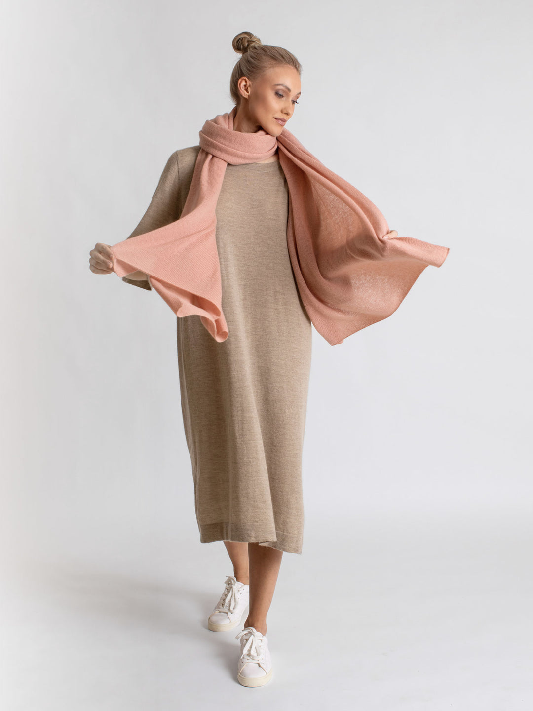 Kashmirskjerf ""Flow" florlett og sommerlig, 100% kashmir fra Kashmina. Fargen Peachy pink rosa