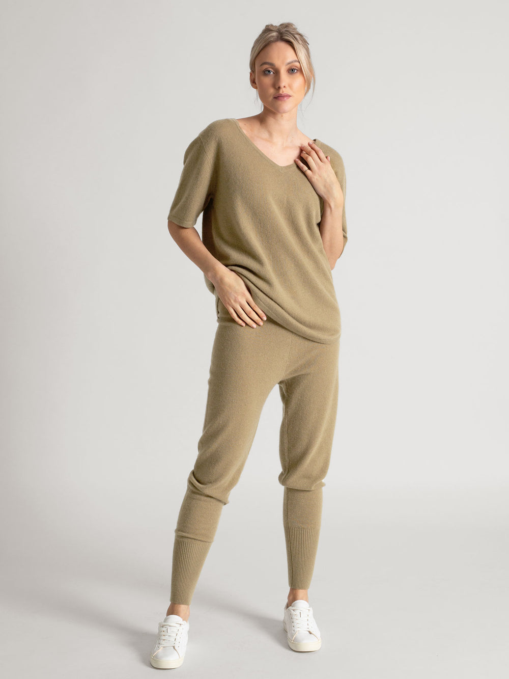 Kashmirbukse "Chill pants" i 100% kasjmirull. Farge: Olive. Norsk design fra Kashmina.