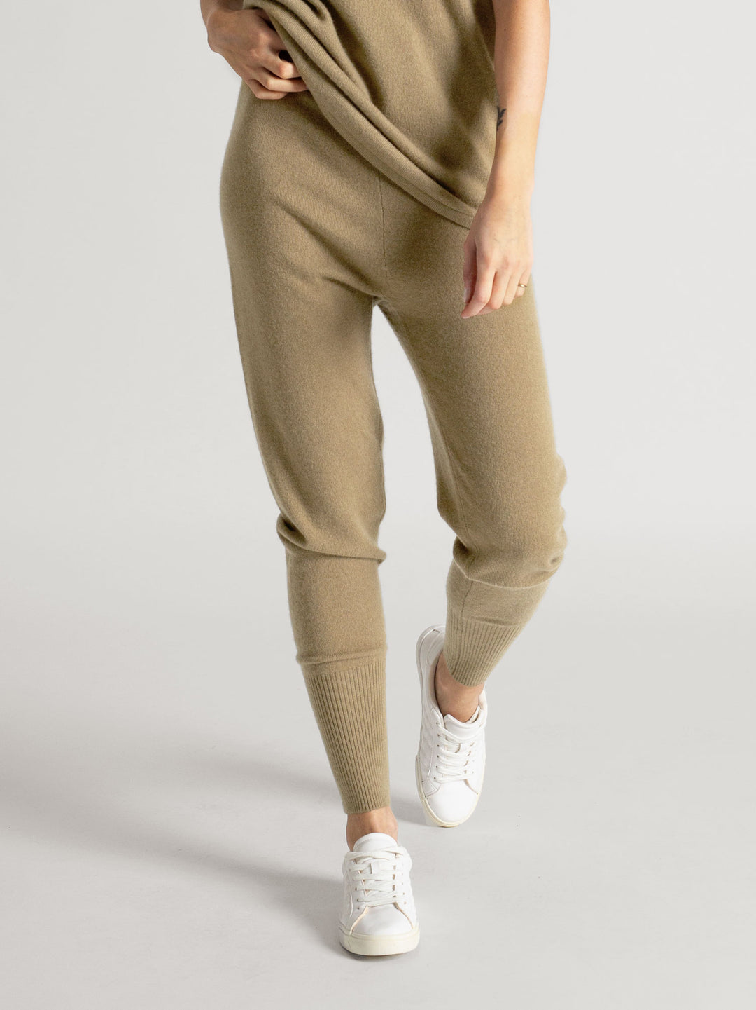 Kashmirbukse "Chill pants" i 100% kasjmirull. Farge: Olive. Norsk design fra Kashmina.