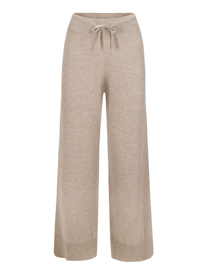 Kashmirbukse "Lux Pants" i 100% ren kasjmir. Farge: Toast. Norsk design fra Kashmina. Naturfiber, klør ikke, myk og varm.