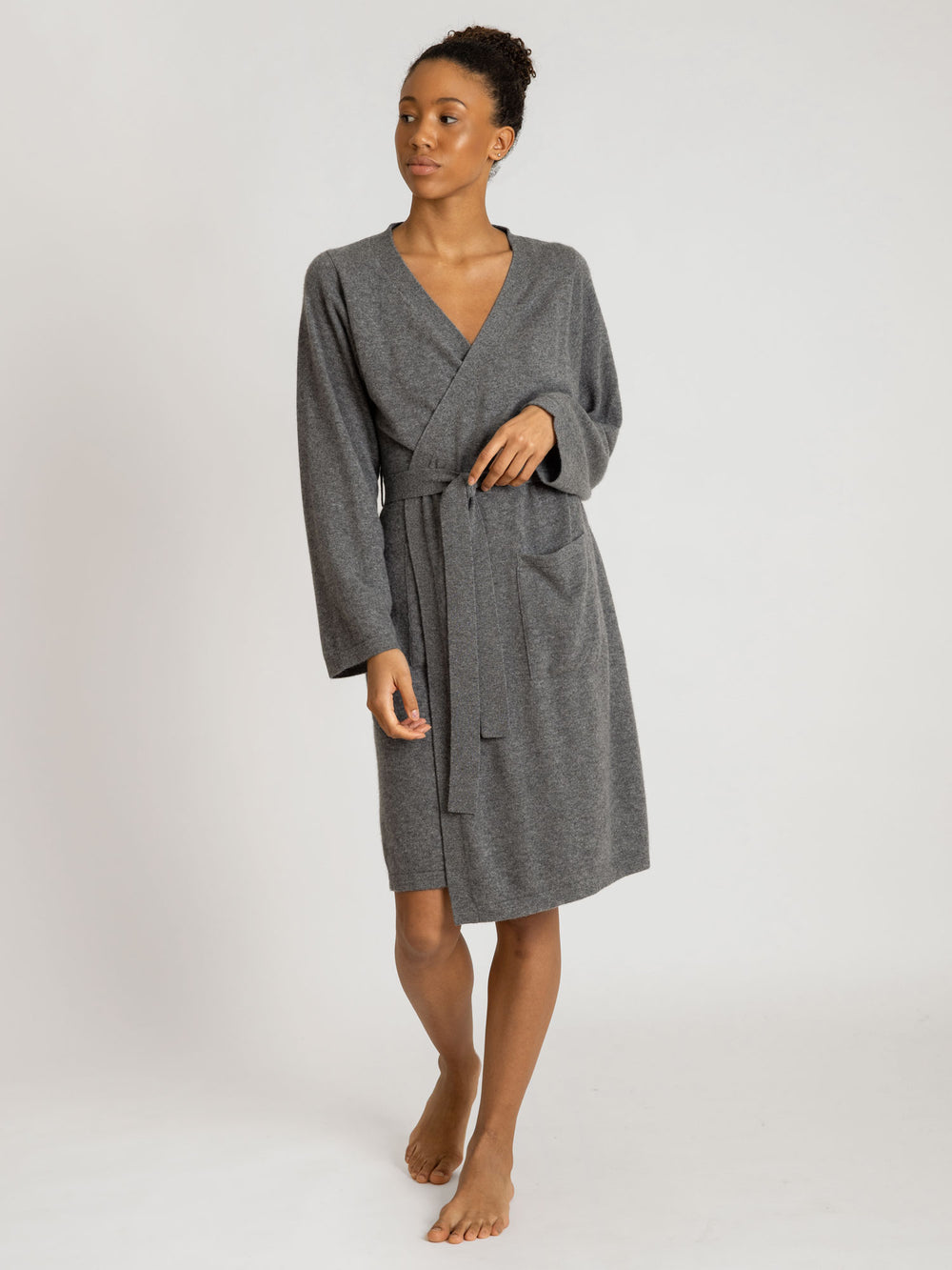 Kashmirmorgenkåpe Classic med lommer, mørk grå. 100% kasjmir. Norsk design fra KASHMINA