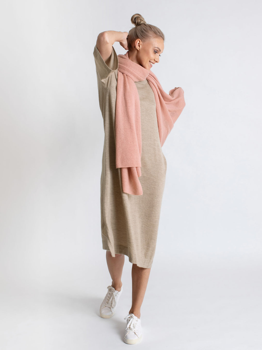 Kashmirskjerf ""Flow" florlett og sommerlig, 100% kashmir fra Kashmina. Fargen Peachy pink rosa