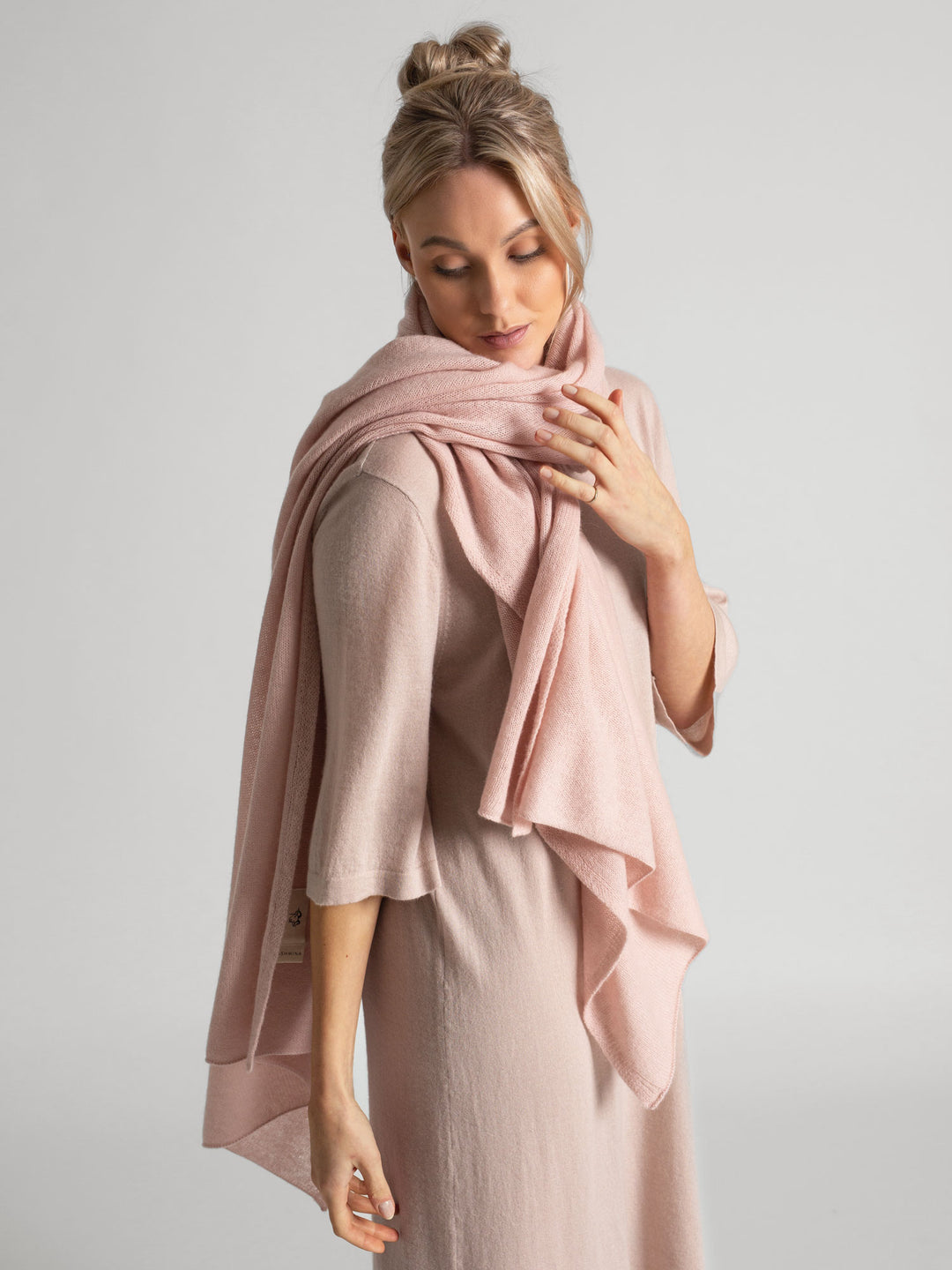 Kashmirskjerf "Flow" i 100% ren kashmir. Norsk design fra Kashmina. Farge: Rose Glow.
