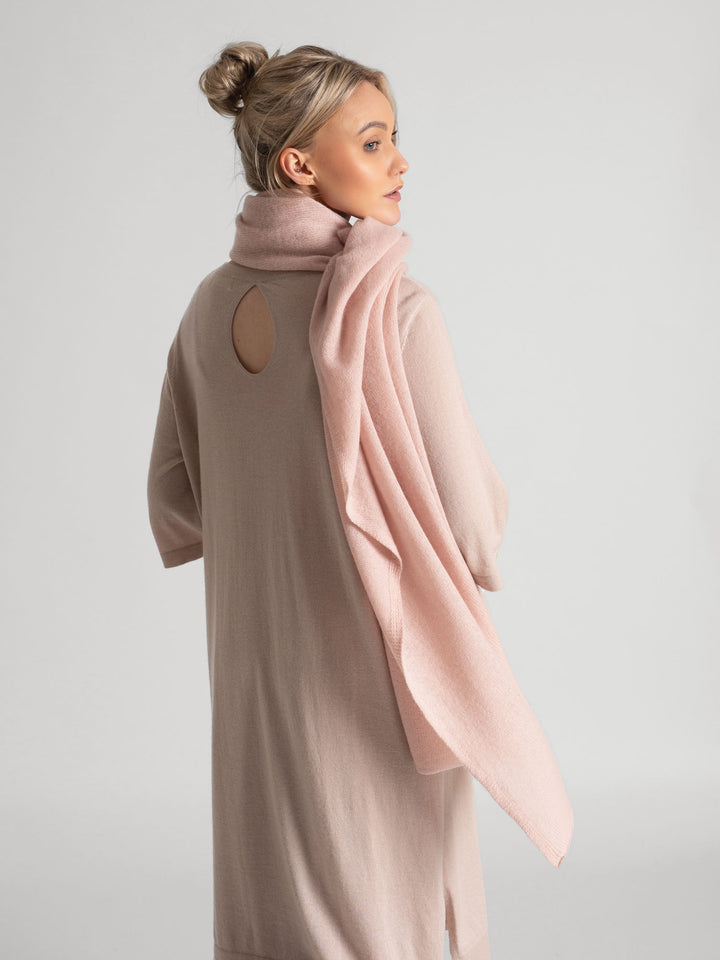 Kashmirskjerf "Flow" i 100% ren kashmir. Norsk design fra Kashmina. Farge: Rose Glow.