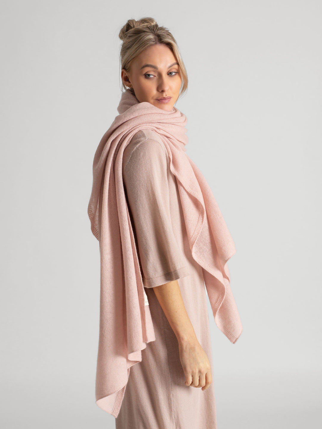 Kashmirskjerf "Flow" i 100% ren kashmir. Norsk design fra Kashmina. Farge: Rose Glow.