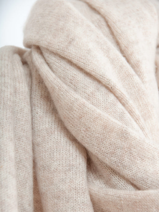 Kashmirskjerf i 100% kashmirull. Farge: Beige. Norsk design fra Kashmina.
