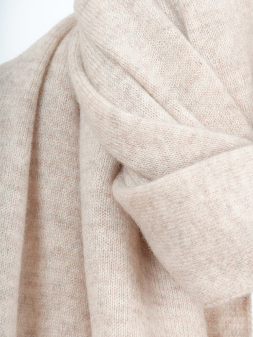 Kashmirskjerf i 100% kashmirull. Farge: Beige. Norsk design fra Kashmina.