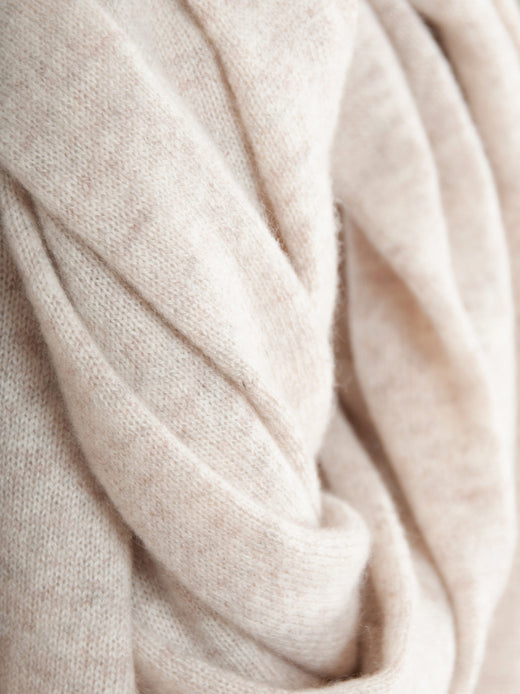 Kashmirskjerf i 100% kashmirull. Farge: Beige. Norsk design fra Kashmina.