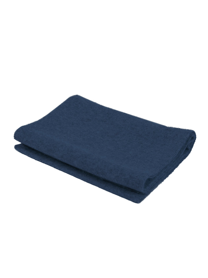 Lite skjerf strikket i 100% ren kashmirull, cashmere. Fullstendig kløfritt. Norsk design fra Kashmina. Farge: Mountain Blue