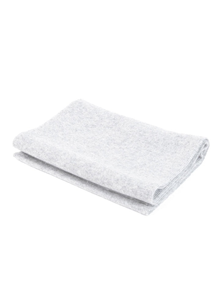 Lite skjerf strikket i 100% ren kashmirull, cashmere. Fullstendig kløfritt. Norsk design fra Kashmina. Farge: Lys grå.