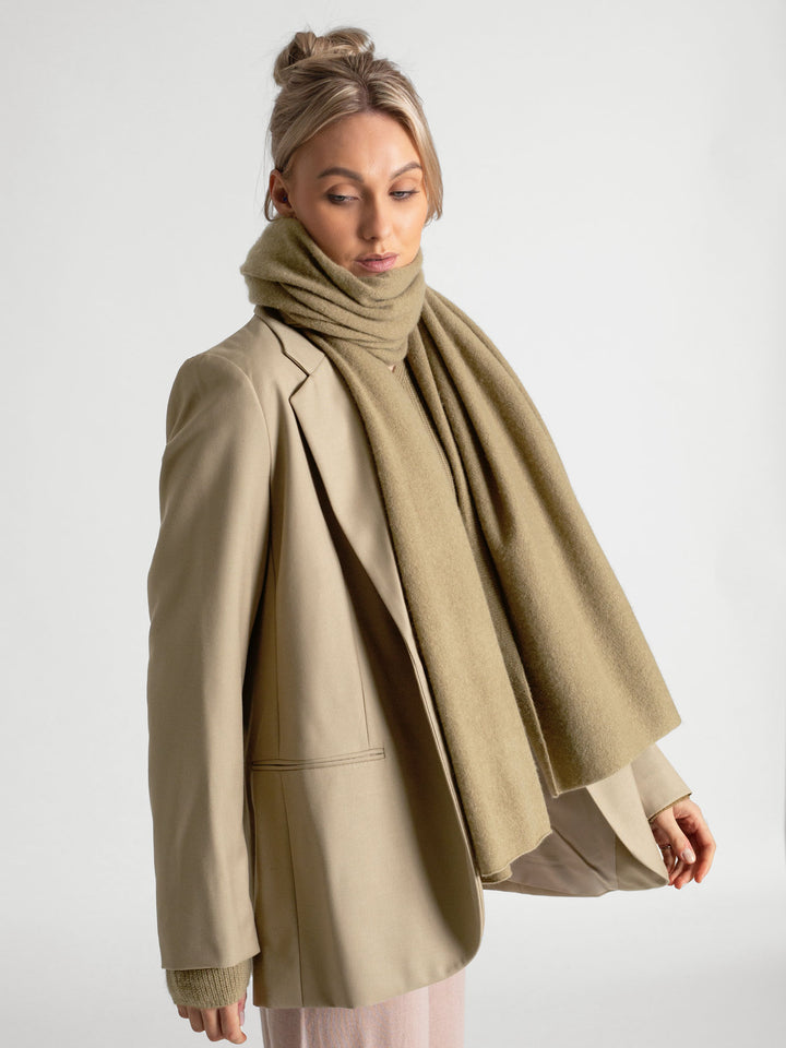 signaturskjerf, kashmina, Farge: Olive, kashmir skjerf, 100% ren kasjmir, bærekraftig høst vinter.