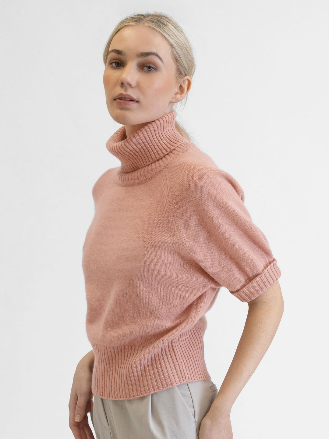 Kortermet kashmirgenser med høy hals i fargen Peachy Pink. 100% kasjmirull. Norsk design fra Kashmina.