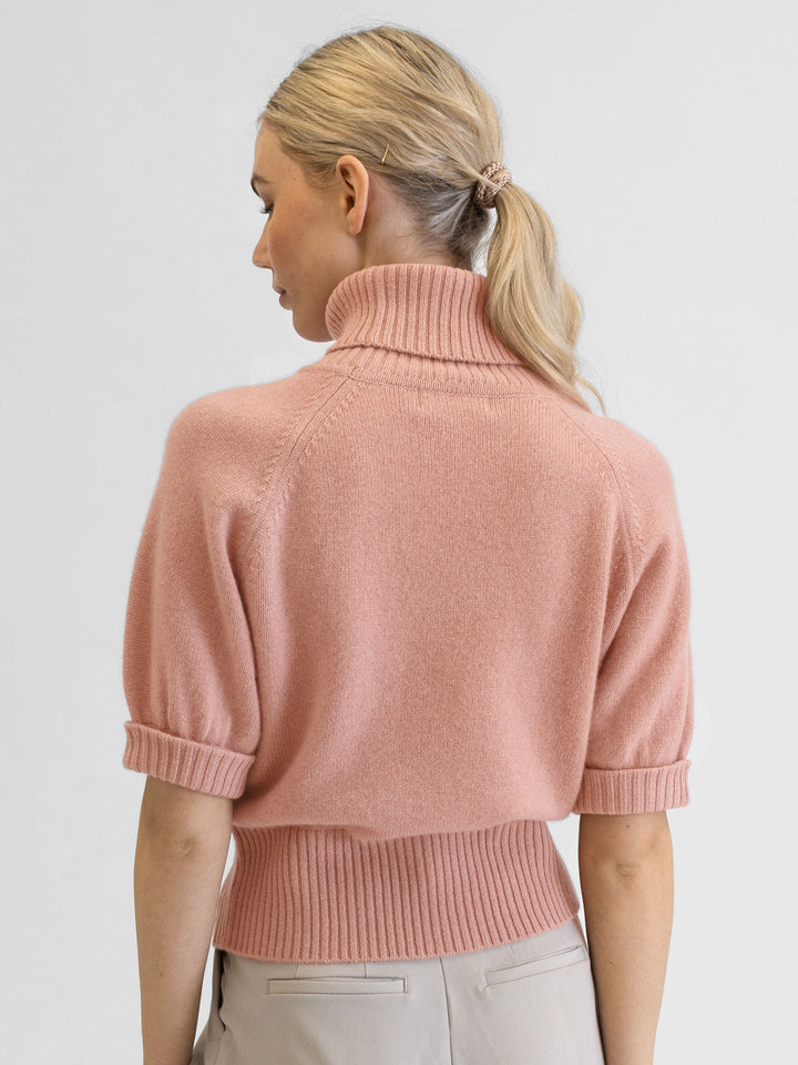 Kortermet kashmirgenser med høy hals i fargen Peachy Pink. 100% kasjmirull. Norsk design fra Kashmina.