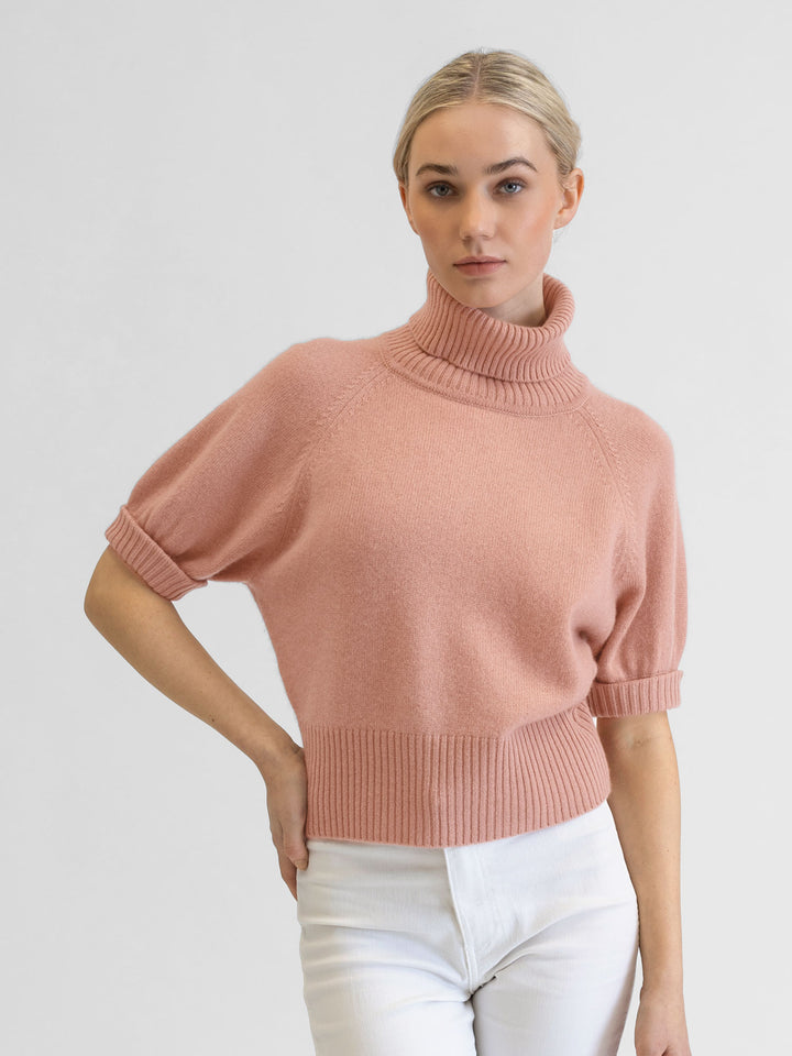 Kortermet kashmirgenser med høy hals i fargen Peachy Pink. 100% kasjmirull. Norsk design fra Kashmina.