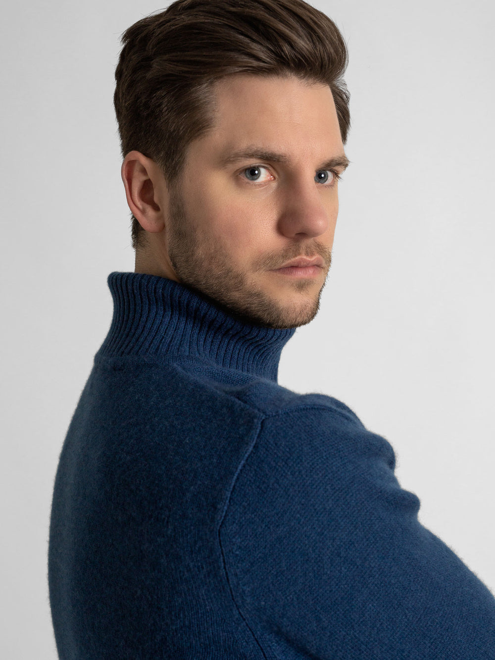  Høyhalset kashmirgenser. Norsk design i 100% kashmirull. Farge: mountain blue