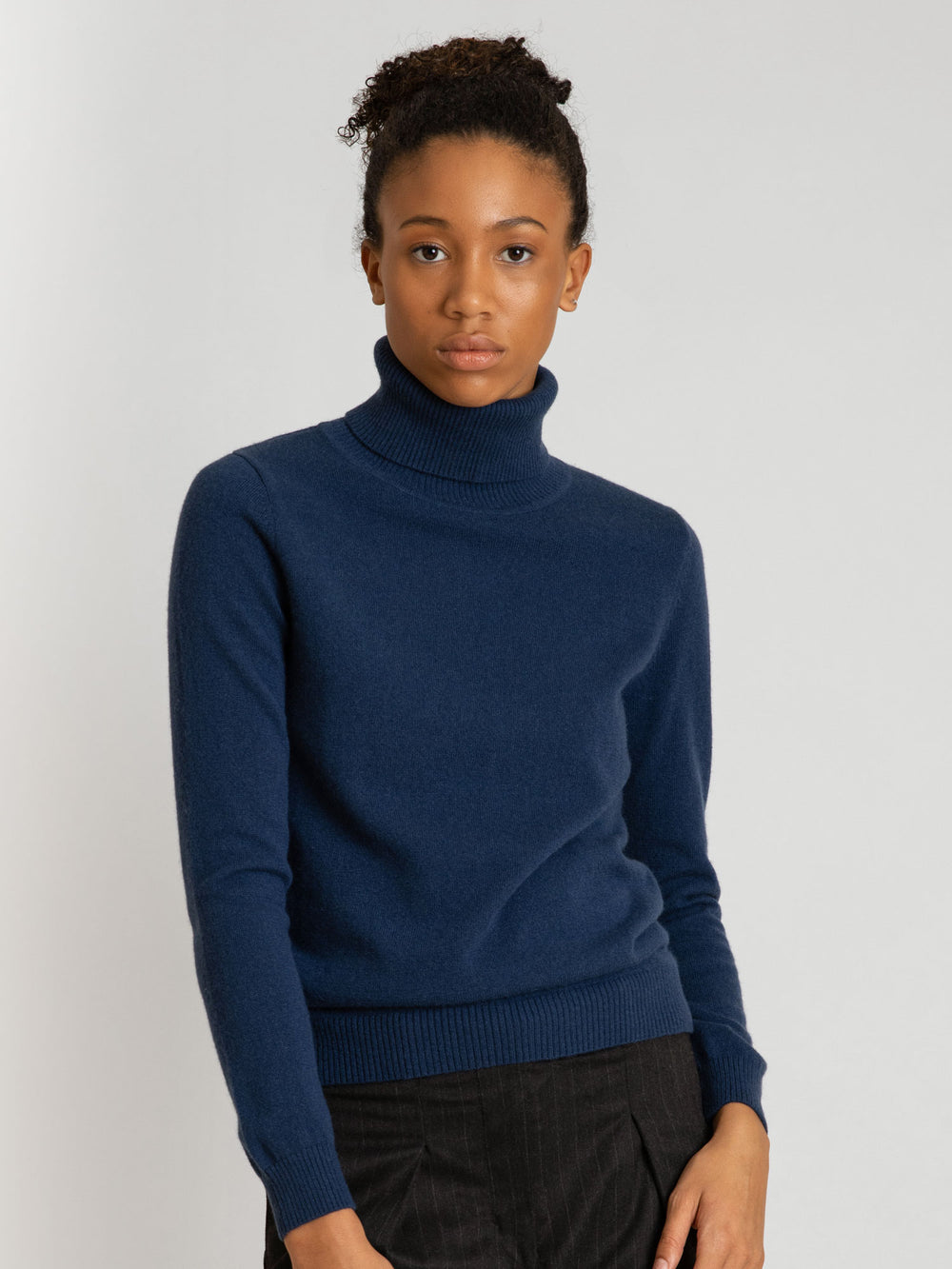 Høyhalset kashmirgenser i fargen mountain blue. 100% ren kasjmirull. Norsk design fra KASHMINA.